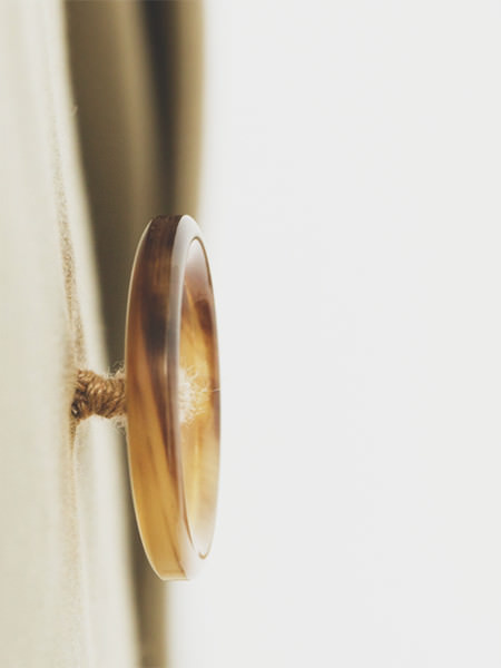 ベージュのコートについているボタン