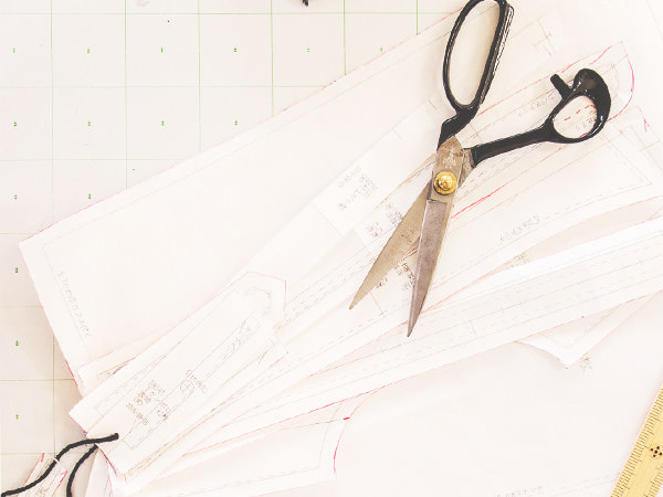 裁ちばさみと服の設計図